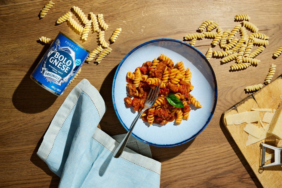 Teller Fusilli mit Bolognese Originale, daneben die Dose